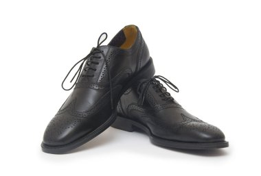 izole beyaz zemin üzerine siyah adamın ayakkabılarına. 