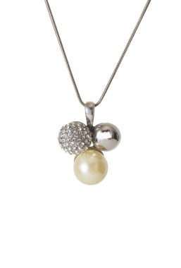 Beyaz arka planda izole edilmiş gümüş kolye. 