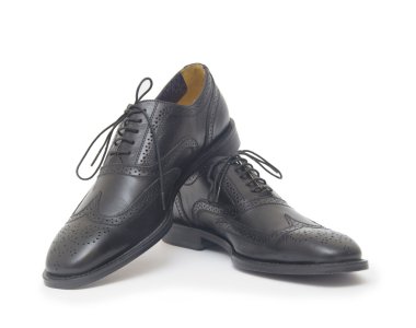 izole beyaz zemin üzerine siyah adamın ayakkabılarına. 