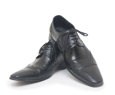 Beyaz ayakkabılarla erkek moda