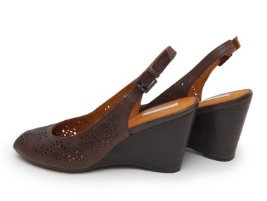 kadınların yüksek topuk ayakkabı beyaz bir arka plana dayanır 