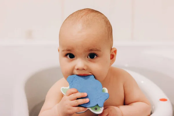 목욕중인 귀여운 아기가 있어요 의자에서 장난감을 — 스톡 사진