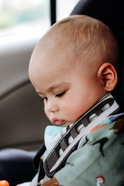 Γλυκό Βρέφος Στο Αυτοκίνητο Κάθεται Παιδικό Κάθισμα Ασφαλής Οδήγηση Φροντίδα — Φωτογραφία Αρχείου