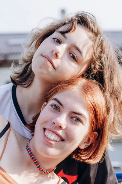 Dos Adolescentes Juntas Amistad Femenina Cabello Rojo Rizado —  Fotos de Stock