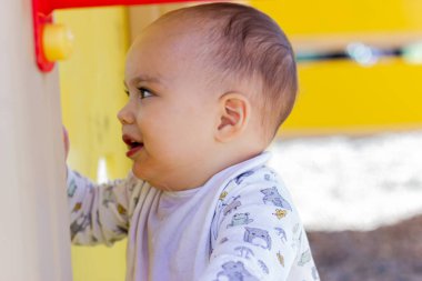Çocuk parkında oynayan tatlı bir erkek bebek..