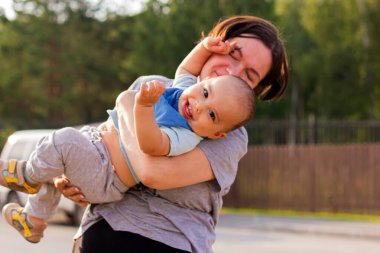 Anne oğluyla oynuyor ve sarılıyor.
