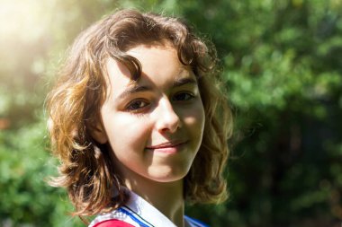 Güzel bir genç kız. Gün ışığında açık hava portresi