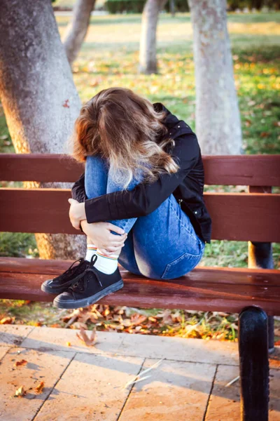 Triest Tienermeisje Zittend Bank Het Herfstpark Huilend Jong Meisje Puberteit — Stockfoto