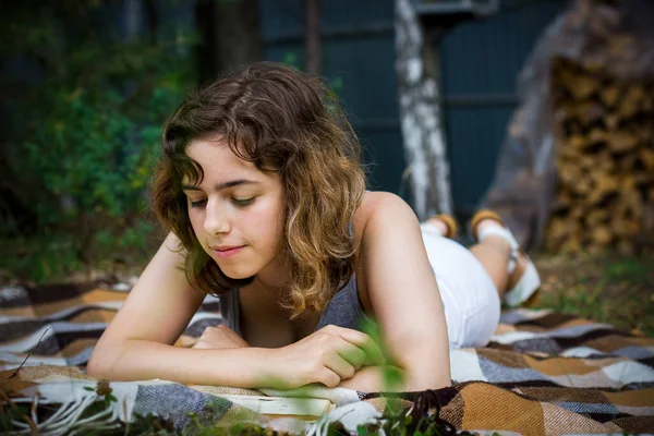 Menina Adolescente Bonita Lendo Livro Deitado Cobertor Grama Verde Floresta — Fotografia de Stock