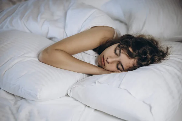 Młoda Dziewczyna Śpi Białym Łóżku Poduszkami — Zdjęcie stockowe