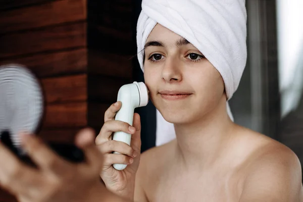 Junges Mädchen Mit Handtuch Auf Dem Kopf Macht Gesichtsmassage Mit — Stockfoto
