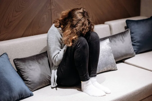 Nastolatka Płacząca Kanapie Dojrzewanie Depresja — Zdjęcie stockowe