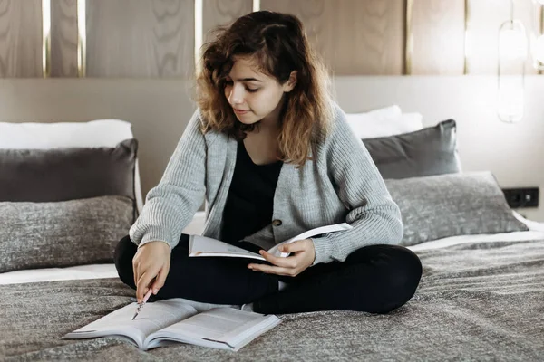 Nastolatka Uczy Się Domu Łóżku Student Odrabiający Lekcje — Zdjęcie stockowe