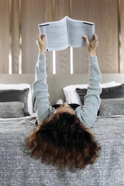 Nastolatka Kręconymi Włosami Leżąca Łóżku Czytająca Książkę — Zdjęcie stockowe