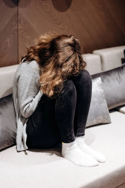 Tiener Meisje Huilend Bank Puberteit Depressie — Stockfoto