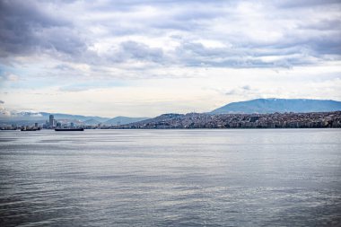 Feribottan İzmir 'in şehir manzarası. Soğuk gri kış Ege Denizi.