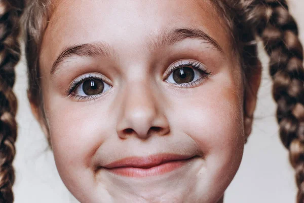Lustiges Gesicht Eines Süßen Jungen Mädchens Porträt Eines Hübschen Kleinen — Stockfoto