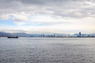 Feribottan İzmir 'in şehir manzarası. Soğuk gri kış Ege Denizi.