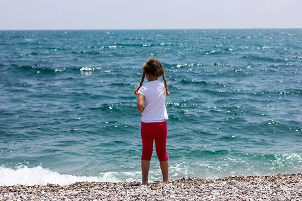 Liten Flicka Leker Stranden Nära Blå Havet — Stockfoto