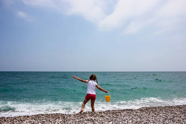 Liten Flicka Leker Stranden Nära Blå Havet — Stockfoto