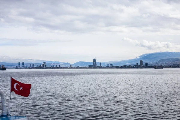 Vista Ciudad Izmir Desde Ferry Frío Invierno Gris Mar Egeo — Foto de Stock