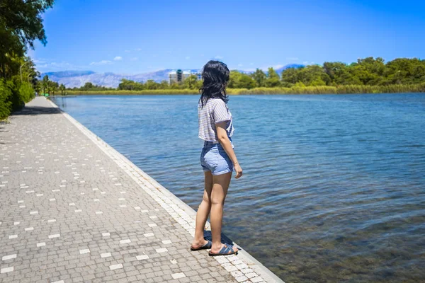 Young Teen Girl Shore Titreyen Gol Lake Turkey — Fotografia de Stock