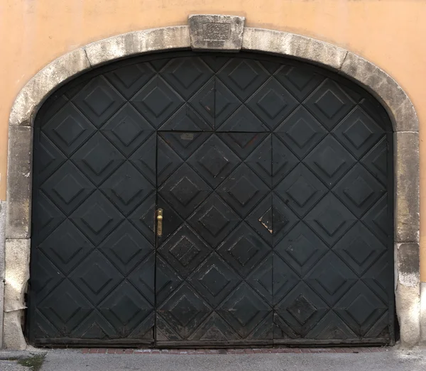 Vecchio cancello di legno e un muro di pietra — Foto Stock