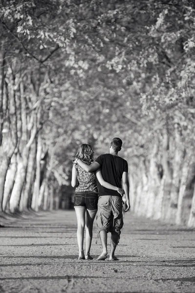 Paar auf romantischem Spaziergang — Stockfoto