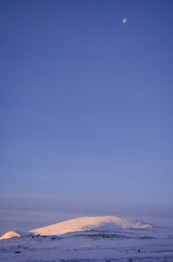 karlı dağın üzerinden moon