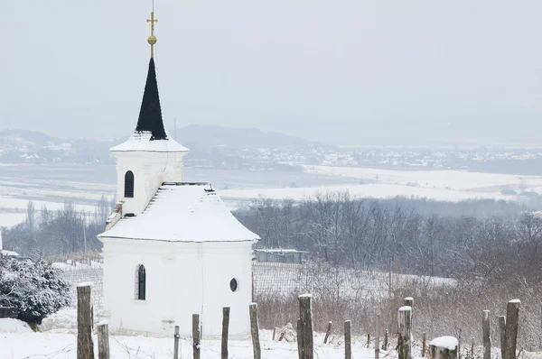 Bílé zasněžené kaple na kopci — Stock fotografie