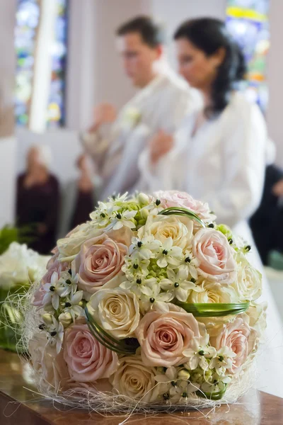 Wedding bouquet with couple — Stock Photo, Image