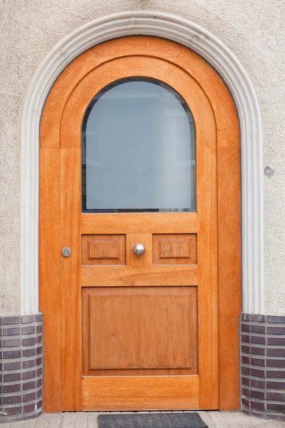 Dřevěné dveře s obloukem — Stock fotografie