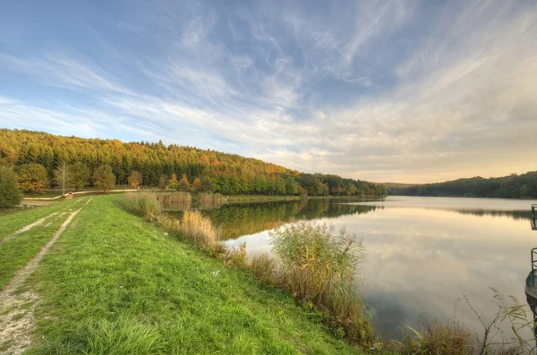 Podzim na přehradě — Stock fotografie