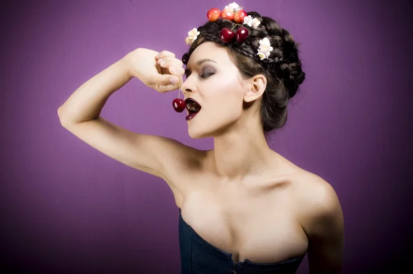 Mulher retrato de beleza com cerejas no cabelo — Fotografia de Stock