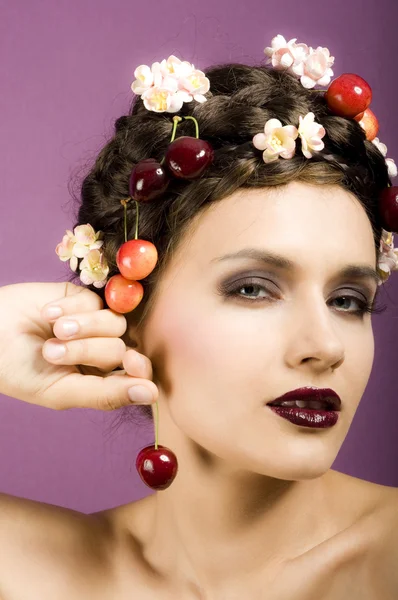 Piękno portret kobiety z wiśniami w włosy — Zdjęcie stockowe