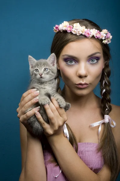 Young women with cat — Stock Photo, Image