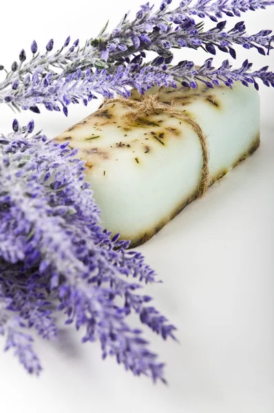 Мыло ручной работы и лавандовые цветы — стоковое фото