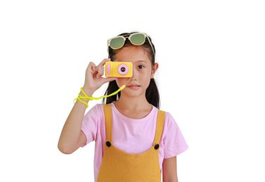 Beyaz arka planda izole edilmiş fotoğraf makinesiyle fotoğraf çeken Asyalı küçük kız çocuğu. Clipping yolu ile resim