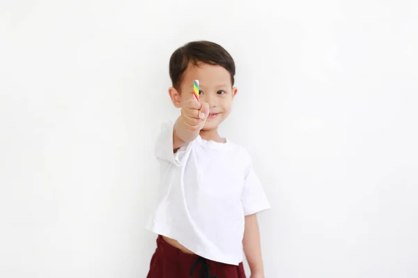 Šťastný Asijský Malý Chlapec Drží Lízátko Sladkosti Proti Bílému Pozadí — Stock fotografie
