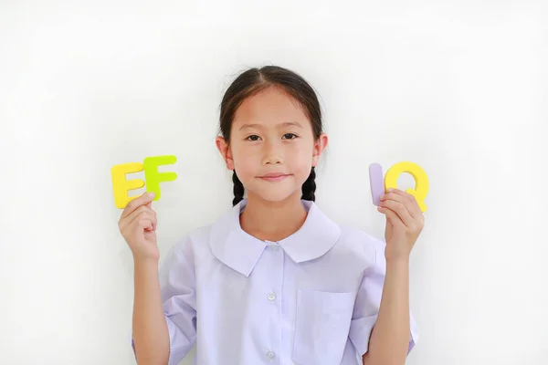 Asiatiska Lilla Flicka Barn Skolan Uniform Håller Alfabetet Och Executive — Stockfoto