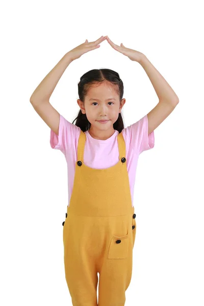 亚洲女孩的肖像 双手相对头 使房屋屋顶的姿态孤立在白色背景上 儿童保育和保护概念 — 图库照片