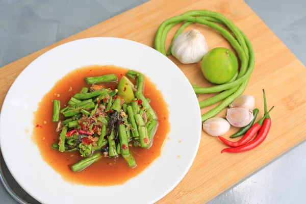 Insalata Fagioli Lunghi Speziati Piatto Bianco Tavola Legno Sfondo Marmo — Foto Stock