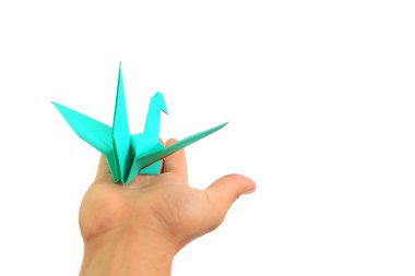 Origami kuşu beyaz arka planda insanların üzerinde uçuyor..