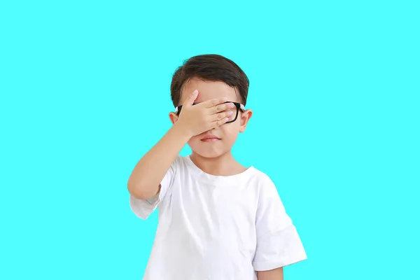 Malý Chlapec Nosí Brýle Zavírání Skryté Oči Jednou Rukou Izolované — Stock fotografie