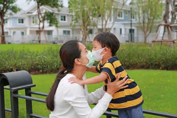 Ázsiai Anya Védőmaszkot Visel Megcsókolja Fiát Nyilvános Kertben Koronavírus Influenza — Stock Fotó