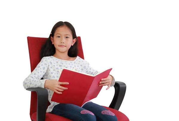 Anak Gadis Kecil Asia Membaca Buku Duduk Kursi Kain Merah — Stok Foto
