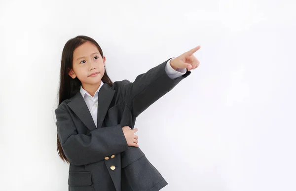 Asiatisk Liten Flicka Barn Bära Kostym Och Peka Upp Isolerad — Stockfoto