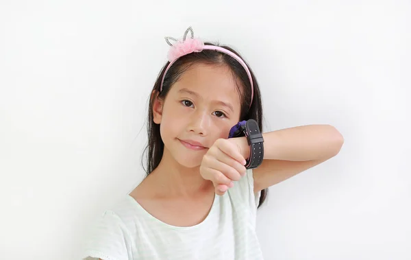 Menina Asiática Usando Relógio Inteligente Contra Fundo Branco Criança Falar — Fotografia de Stock
