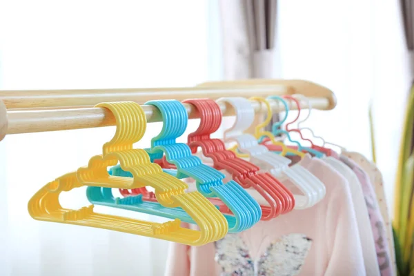 Hangers Met Kleding Hangen Aan Een Houten Rek Huis — Stockfoto