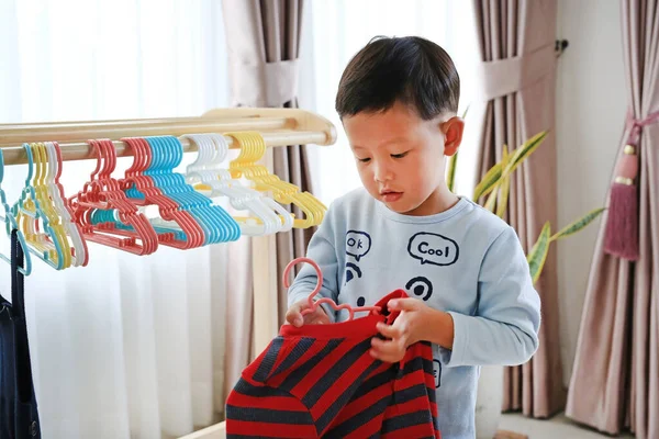 Маленький Азіатський Хлопчик Який Використовує Вішалку Повісив Одяг Дерев Яну — стокове фото